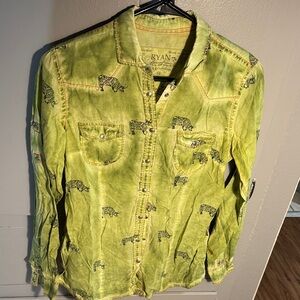 Vibrant Pretty Green longhorn Print Women's Button Down Shirt